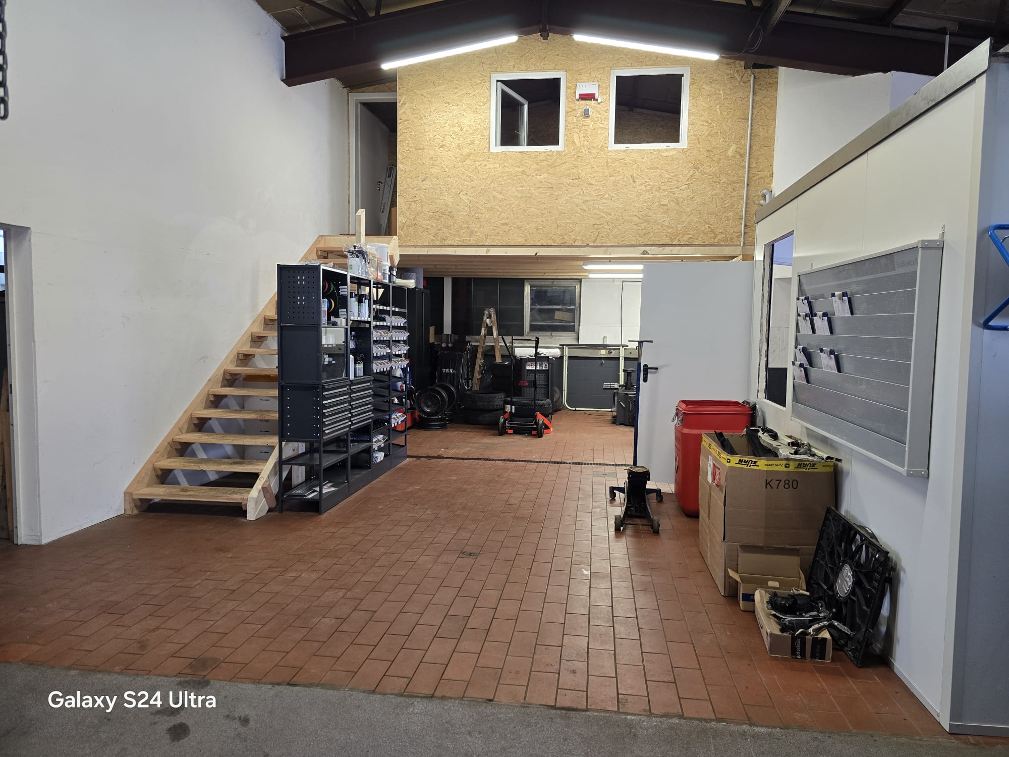 Werkstatt Wagner: Überblick über Lager, Treppe und Arbeitsbereiche